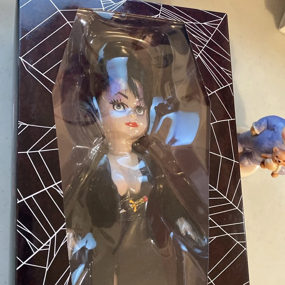 Living Dead Dolls Elvira Mistress of the Dark